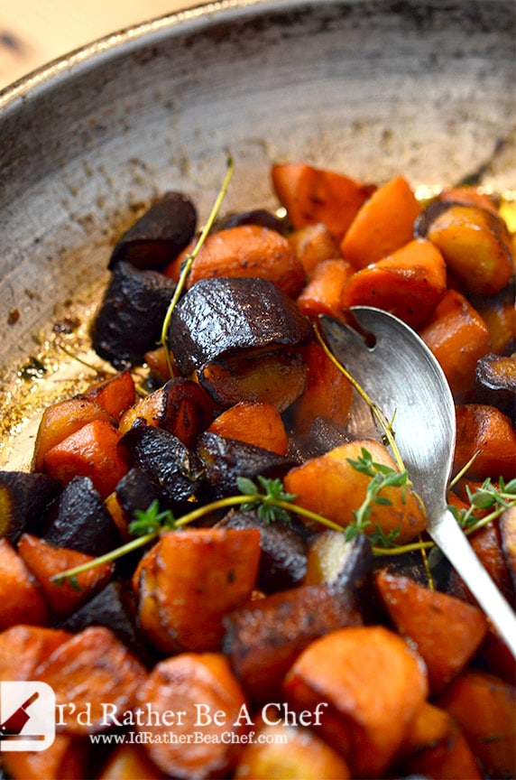 A delicious recipe for your next dinner party: butter braised carrots with thyme. Delicious and simple!