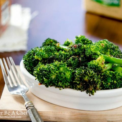 A quick and delicious Italian broccoli recipe with red pepper flakes, garlic and only one pan! Ready in 7 minutes.