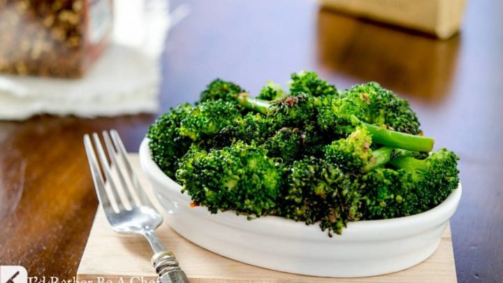 A quick and delicious Italian broccoli recipe with red pepper flakes, garlic and only one pan! Ready in 7 minutes.