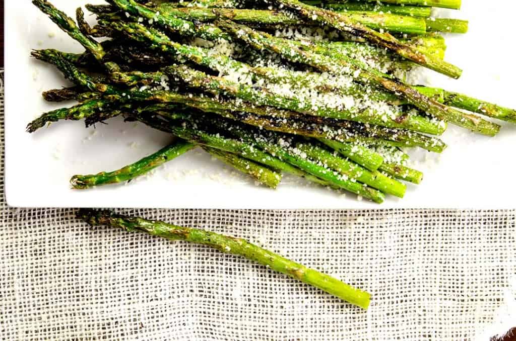 A grilled asparagus recipe that is fast, super easy and everyone will love to eat!