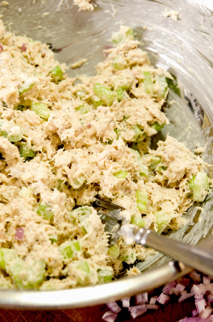 Delicious and tasty, this low carb tuna salad recipe is perfect for lunch, dinner or a tasty snack.