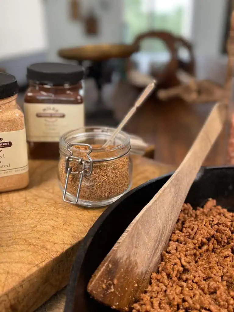 Layout of spices for spice mixture of seasoned ground beef